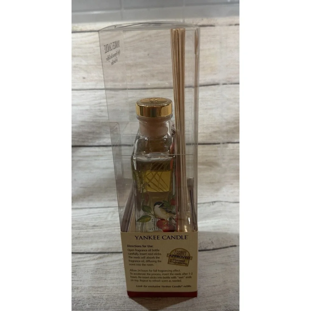 NIB Yankee Candle 3 oz Reed Diffuser Red Apple Wreath Hand Decorated Glass NEW